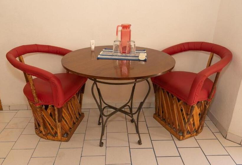 חדר סטנדרט לשלושה, Allende