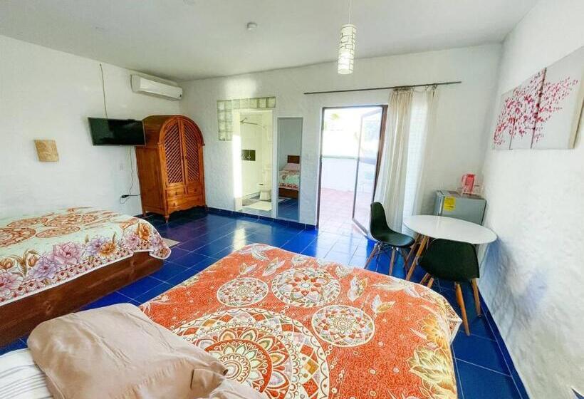 חדר קומפורט לשלושה, Allende