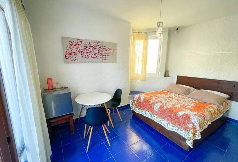 חדר קומפורט לשלושה, Allende