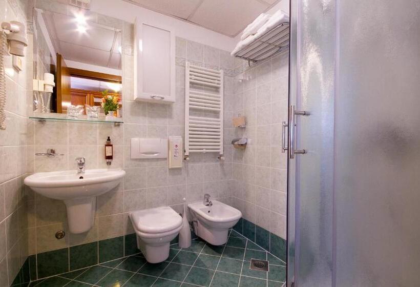 اتاق استاندارد چهارنفره با بالکن, Marko