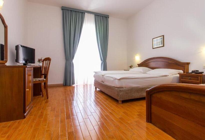 اتاق استاندارد چهارنفره با بالکن, Marko