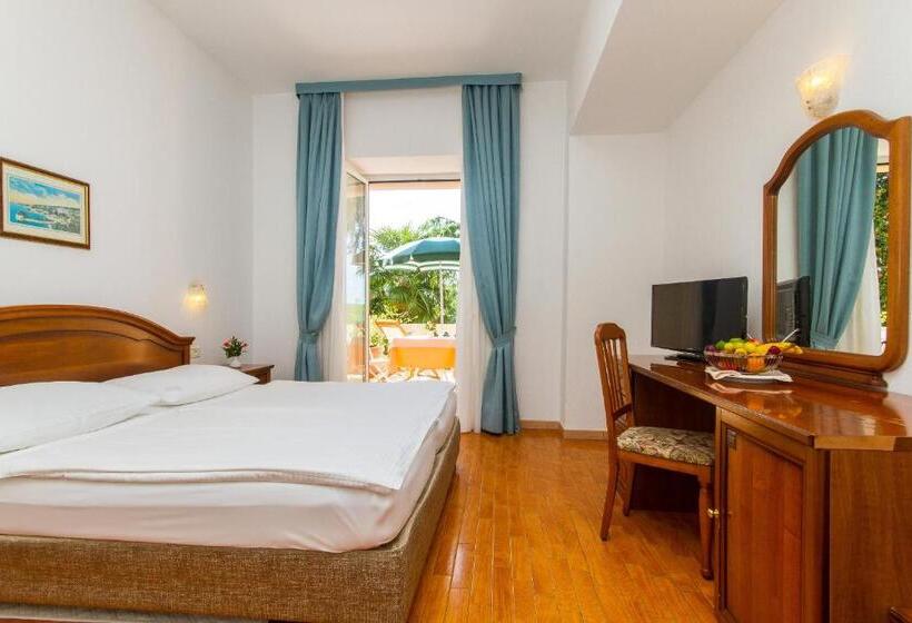 اتاق استاندارد چهارنفره با بالکن, Marko