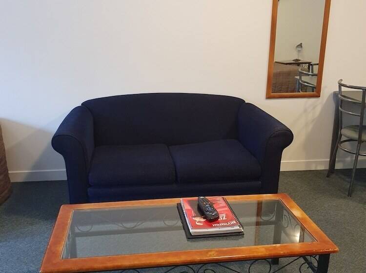 スタンダードスタジオ, Lake Point Motel