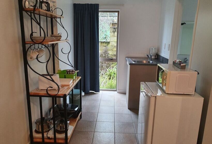 スタンダードスタジオ, Lake Point Motel