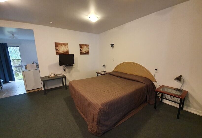 ファミリーステューディオ, Lake Point Motel