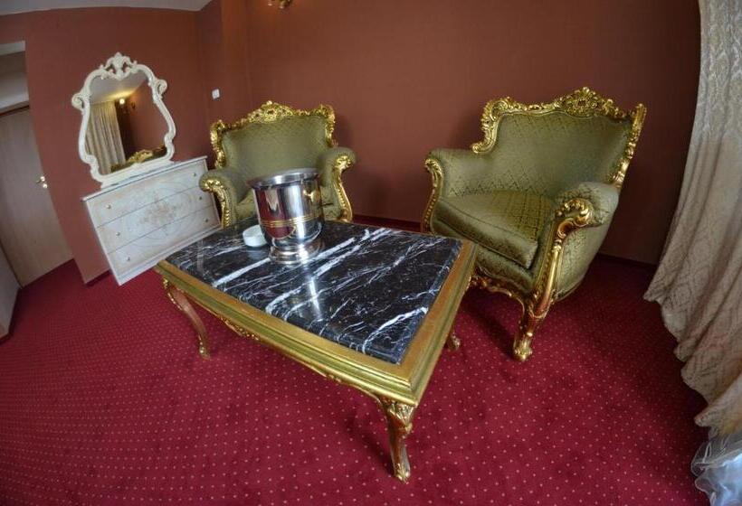سوئیت با بالکن, Le Baron