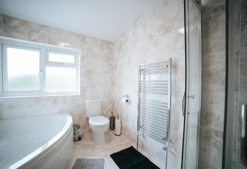 غرفة قياسية سرير كينج, The Lamb Of Rhos