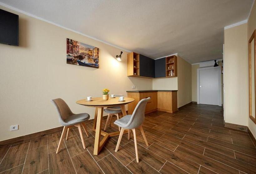 استودیوی لوکس, El Patio Hostal