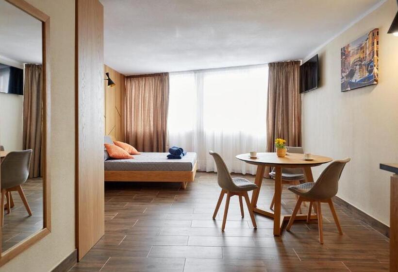 استودیوی لوکس, El Patio Hostal