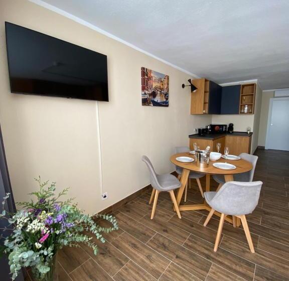 استودیوی لوکس, El Patio Hostal