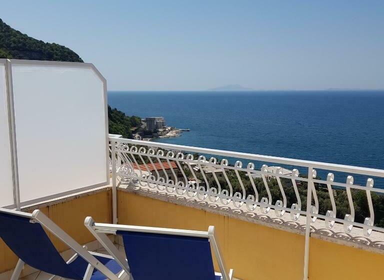 Triple Room Sea View, Lucia