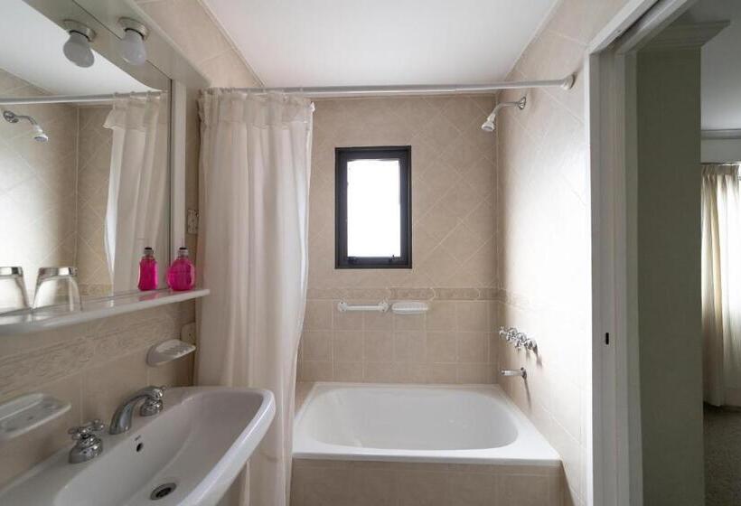 غرفة قياسية ثلاثية, 349 Suites