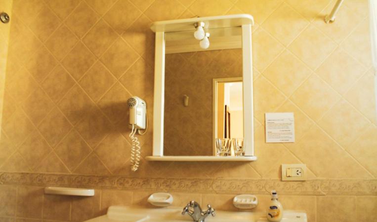 غرفة قياسية ثلاثية, 349 Suites