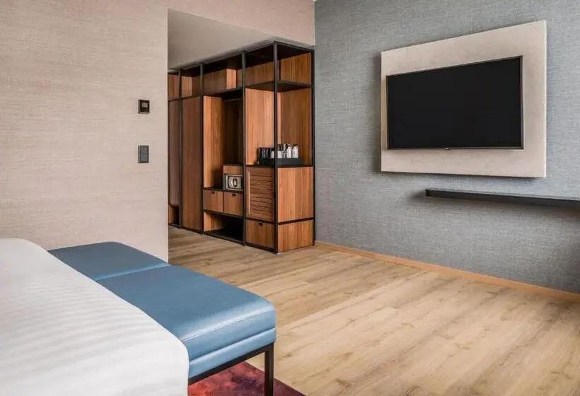 キングサイズベッドのスーペリアルーム, Geneva Marriott