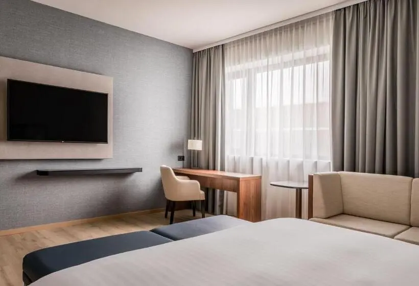 キングサイズベッドのスーペリアルーム, Geneva Marriott