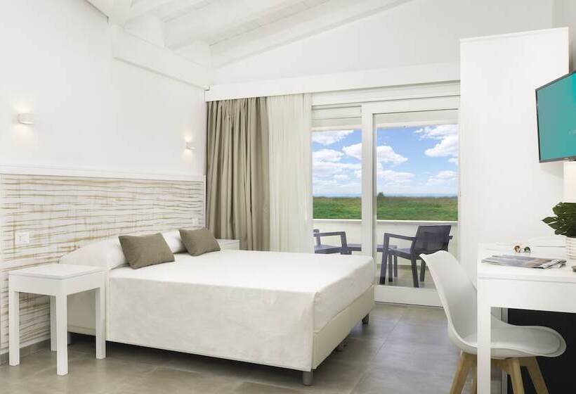 חדר קלאסי לארבעה, S'Arena Beach