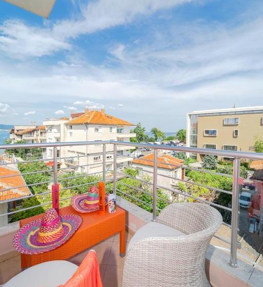 חדר משפחתי צדדי נוף לים, Boutique Guest House  Sofia