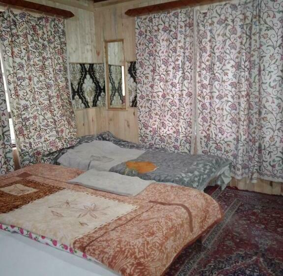 Quarto Triplo Comfort, Rainbow Palace Pahalgam