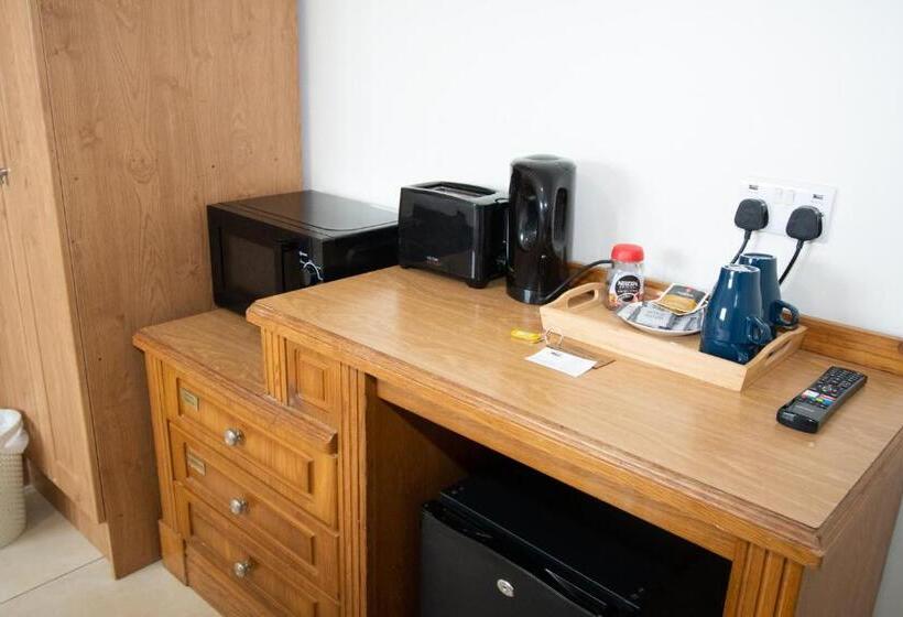 غرفة قياسية ثلاثية, Aisling Guest House