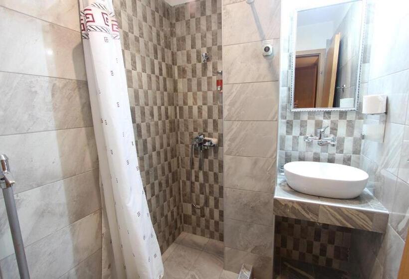 חדר סטנדרט לשלושה, Mallas