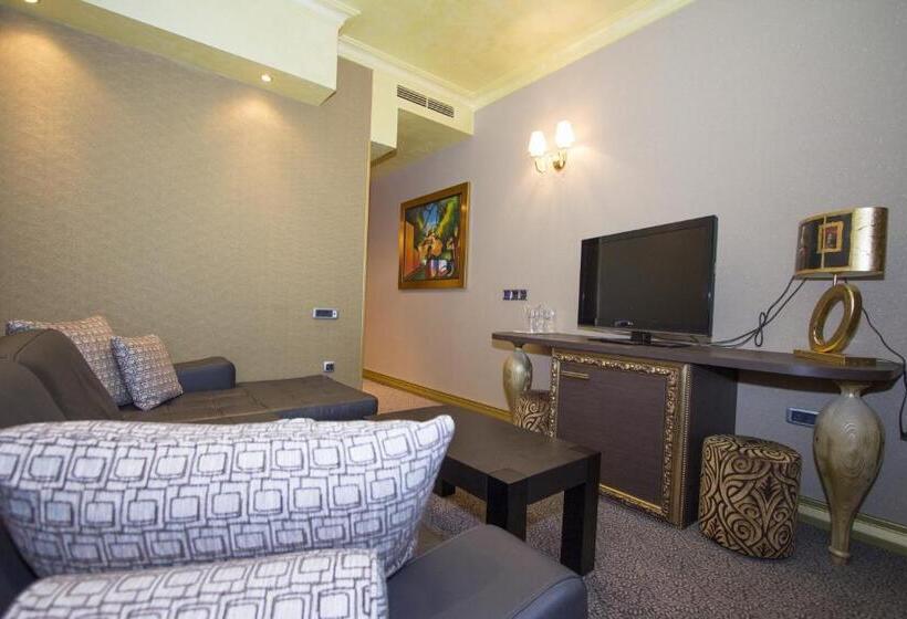 سوییت لوکس, Talija