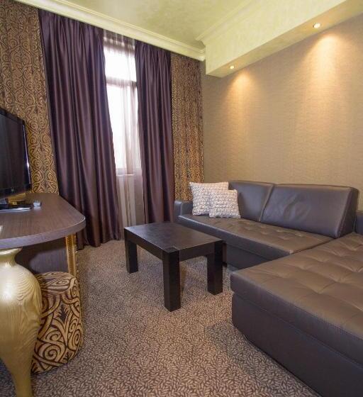 سوییت لوکس, Talija