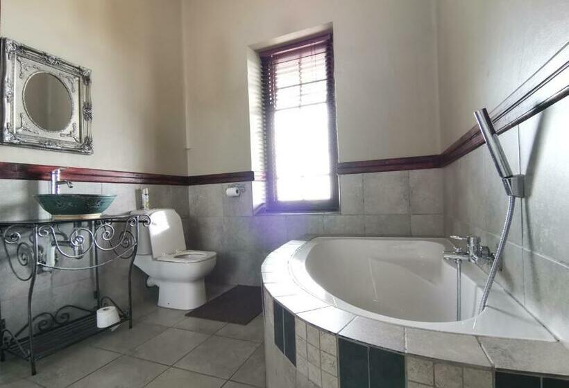 キングサイズベッドのスタンダードルーム, Kralinbergh Estate Guesthouse