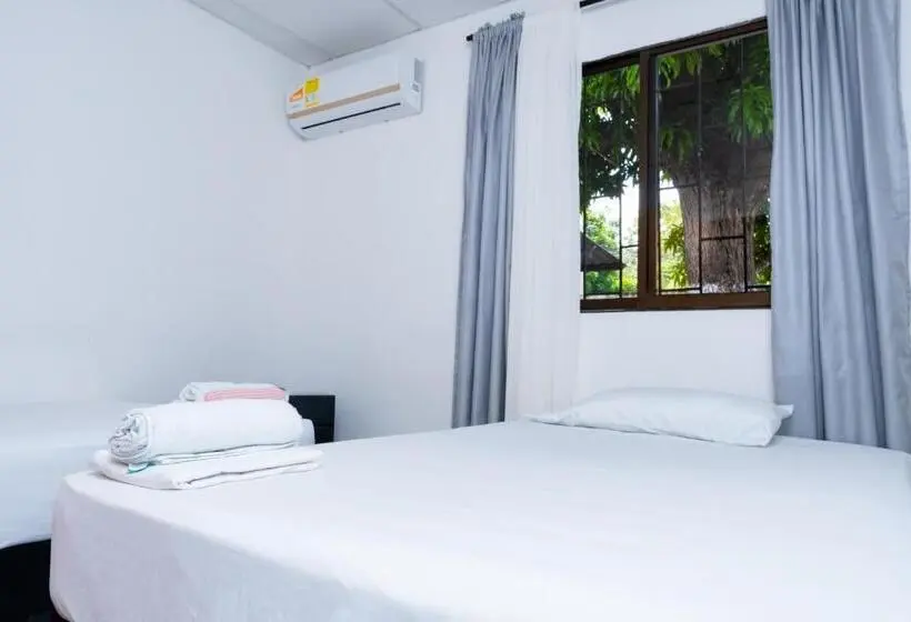 バスルーム共有のトリプルスタンダード, Oresca Hostel
