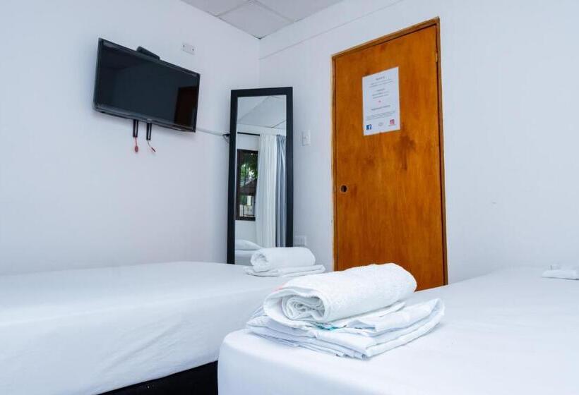 اتاق استاندارد سه تخته با سرویس بهداشتی مشترک, Oresca Hostel