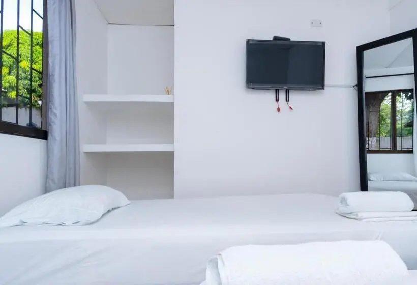 バスルーム共有のトリプルスタンダード, Oresca Hostel