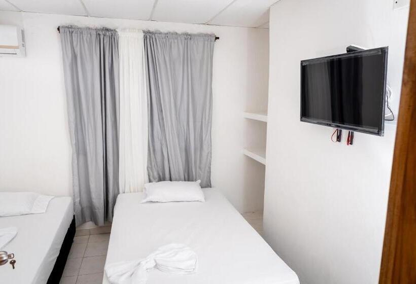 غرفة قياسية ثلاثية حمام مشترك, Oresca Hostel