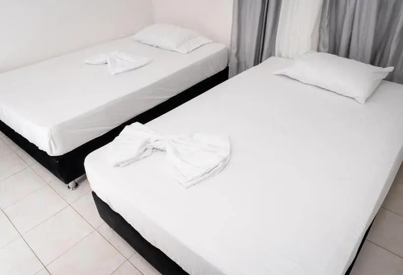 バスルーム共有のトリプルスタンダード, Oresca Hostel
