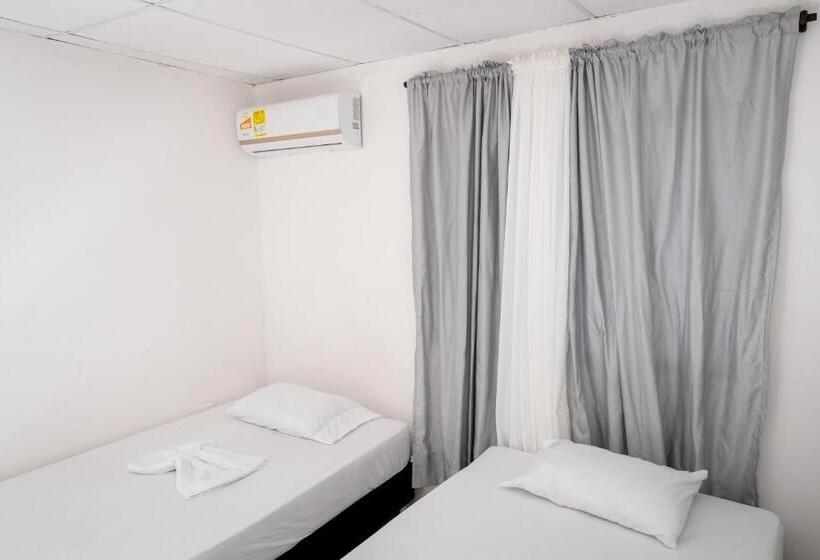 اتاق استاندارد سه تخته با سرویس بهداشتی مشترک, Oresca Hostel