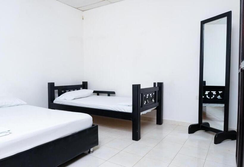 غرفة قياسية ثلاثية, Oresca Hostel