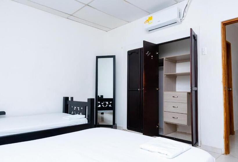 غرفة قياسية ثلاثية, Oresca Hostel