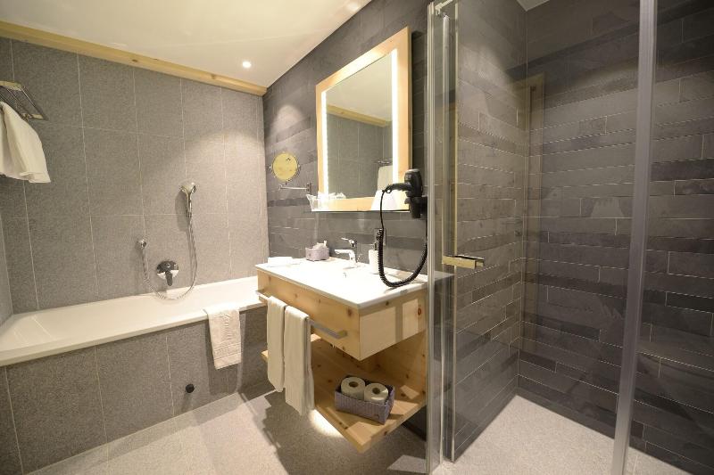 Deluxe Room Mountain View, Alpenhotel Fleurs De Zermatt