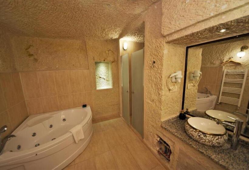 غرفة عائلية, Dedeli Konak Cave