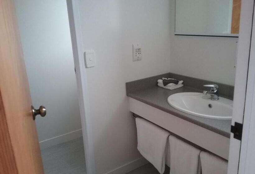 סטודיו פרמיום, Kings Court Motel