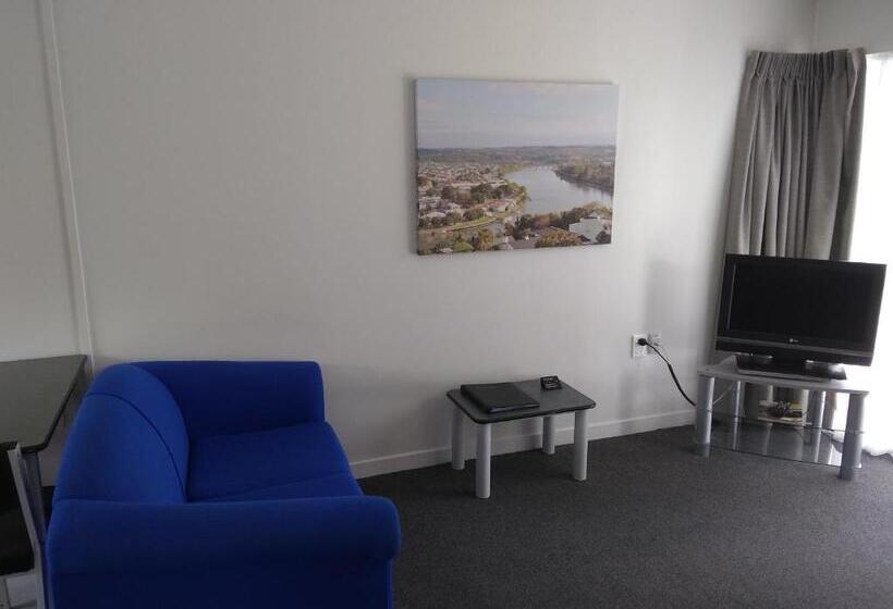 סטודיו פרמיום, Kings Court Motel