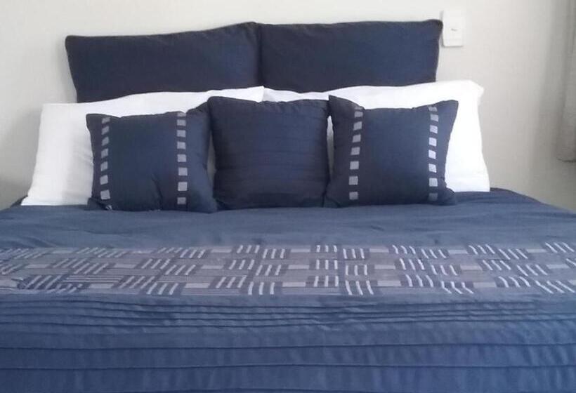 דירת משפחה, Kings Court Motel