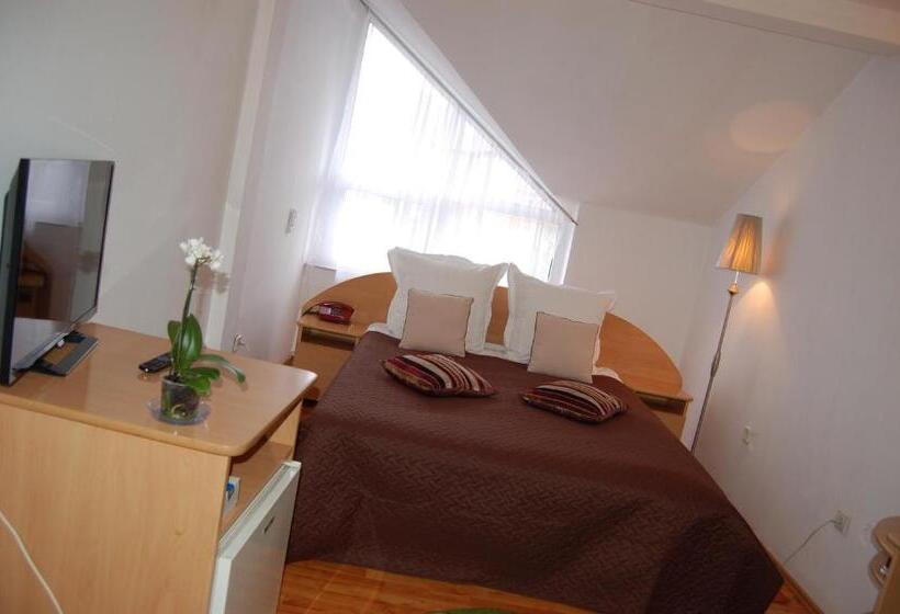 جناح عائلي, Motel Maestro