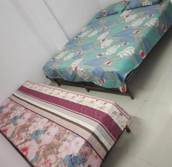 Basic Triple Occupancy Room, Shri Swami Sheetal Das Akhada B1 88 Assi , Near Pushkar Talab,varanasi, Ashram Dharmshala