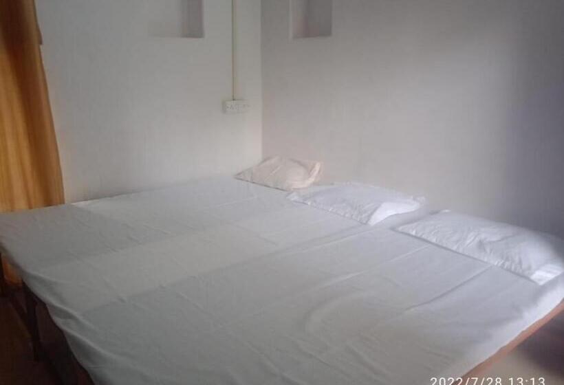 Basic Triple Occupancy Room, Shri Swami Sheetal Das Akhada B1 88 Assi , Near Pushkar Talab,varanasi, Ashram Dharmshala