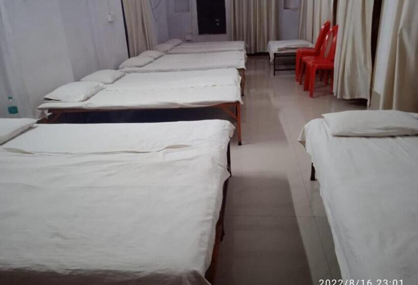 Family Room, Shri Swami Sheetal Das Akhada B1 88 Assi , Near Pushkar Talab,varanasi, Ashram Dharmshala
