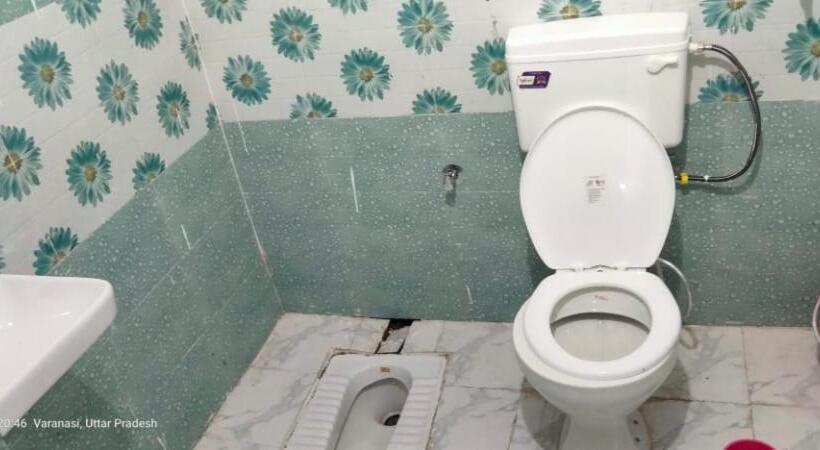Family Room Shared Bathroom, Shri Swami Sheetal Das Akhada B1 88 Assi , Near Pushkar Talab,varanasi, Ashram Dharmshala
