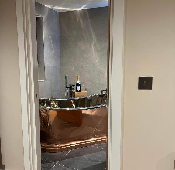 اتاق استاندارد با تخت بزرگ, Bulls Head  Holymoorside