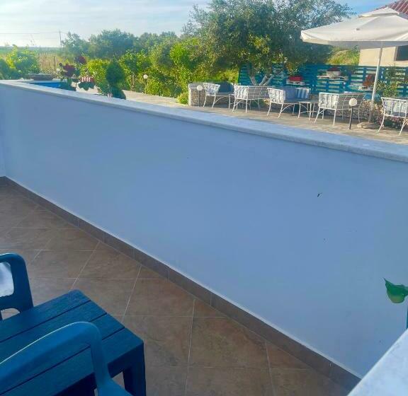 חדר דלוקס, Kred