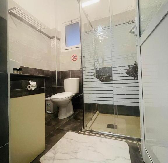 חדר דלוקס לשלושה, Kred