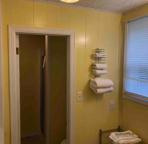 标准单人间, Lakelawn B&b Motel
