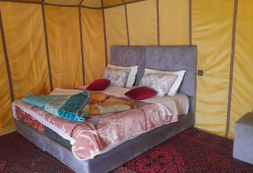 庭の見えるスタンダードトリプルルーム, Merzouga Camp Erg Znaïgui